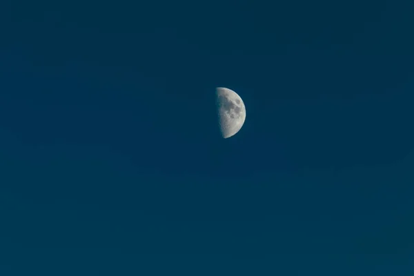 Piękny Halfmoon Ciemną Noc Niebieski Niebo — Zdjęcie stockowe