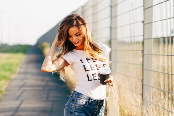 Hermosa mujer con taza de café — Foto de Stock