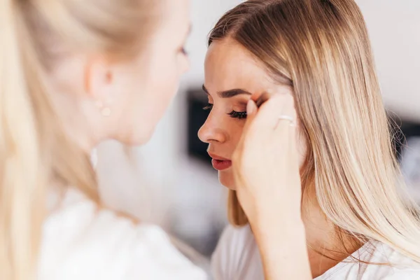 Feminino Make Artista Fazendo Maquiagem Para Mulher Salão Beleza — Fotografia de Stock