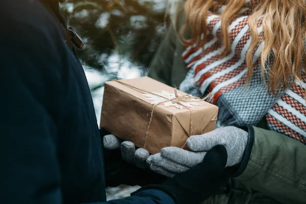 genç kadın vererek hediye