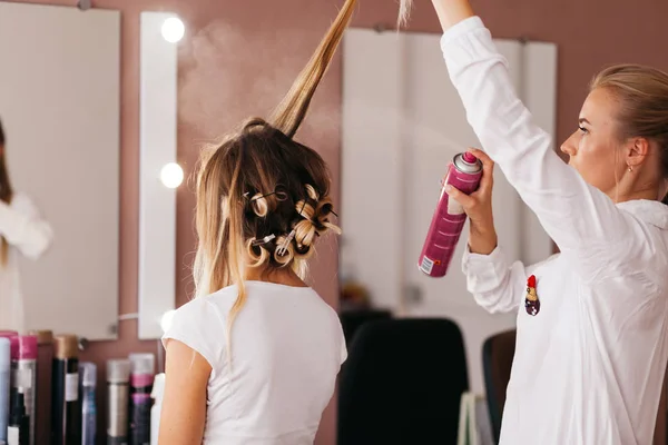 Femme Coiffeuse Faisant Coiffure Femme Cheveux Bruns Dans Salon Beauté — Photo