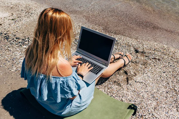 Jovem Mulher Vestindo Vestido Azul Sentado Praia Com Laptop Seus — Fotografia de Stock