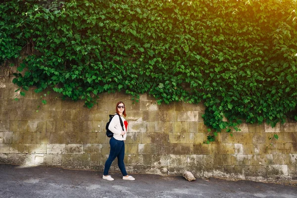 Menina Bonita Nova Com Óculos Sol Suéter Branco Andando Rua — Fotografia de Stock