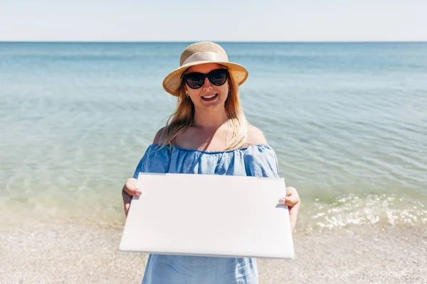 Молода Красива Жінка Сидить Ноутбуком Пляжі Біля Моря — стокове фото