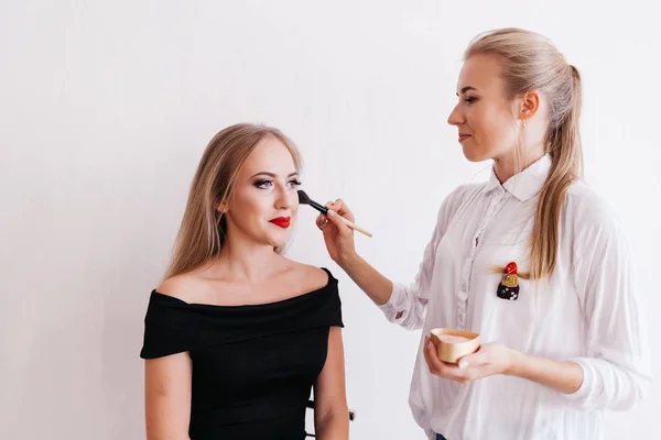 Professionell Makeupartist Arbetar Med Vacker Ung Kvinna Svart Klänning — Stockfoto