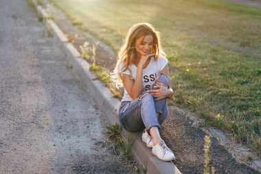 Kaldırımda Oturan Kadın