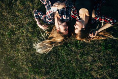 Kız parkta çim üzerinde yalan