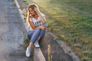 yol tarafında oturan kadın