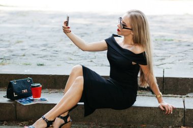 kadın merdivenlerde selfie alarak