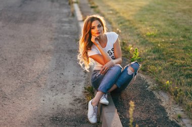 Kaldırımda Oturan Kadın