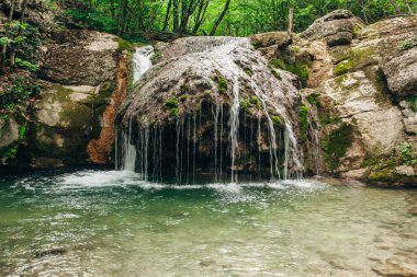 Aşk, küçük güzel bir şelale Kırım Ukrayna içinde kase