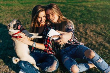 selfies Park'ta alarak ikiz kardeşler