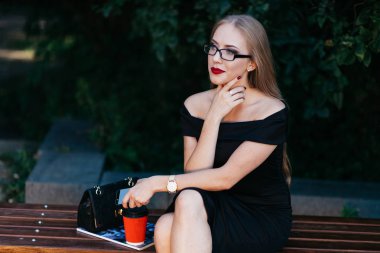 Parkta bankta oturan kadın