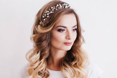 genç bir kadın kılığında