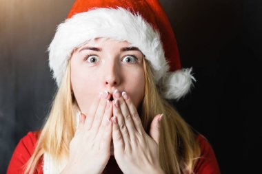 Noel Baba şapkası şaşırmış kadın