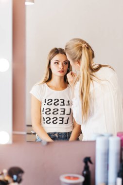 Kadın kadına Güzellik Salonu Makyaj yapma sanatçı makyaj