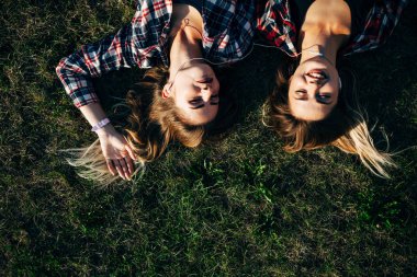 Kız parkta çim üzerinde yalan