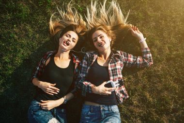 Kız parkta çim üzerinde yalan