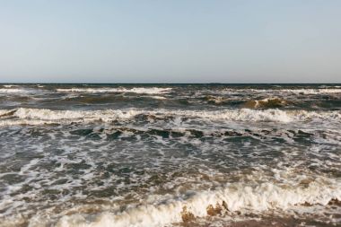 Karadeniz plaj yaz göğün altında