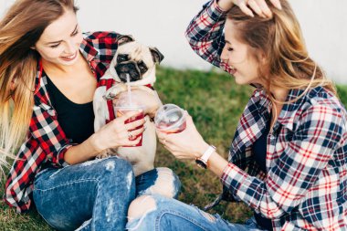 parkta çim üzerinde oturma