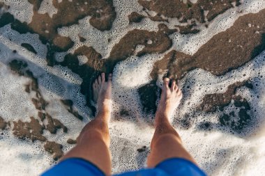 Adamın ayaklarda dalga deniz plaj