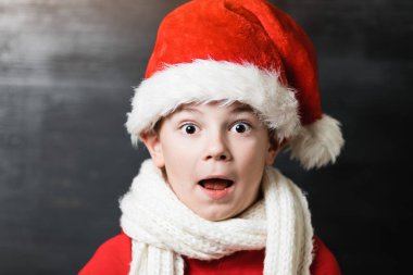 Noel Baba şapkalı sürpriz çocuk 