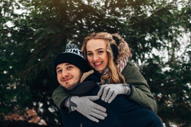 Adam kız arkadaşını sırtında taşıyor.