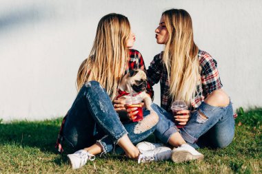 parkta çim üzerinde oturma