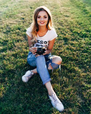 çimenlikte kamera kadınla