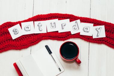 Kahve kırmızı Kupası, defter kalem ve kelime 