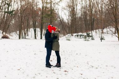 kalp şeklinde yastık ile Çift