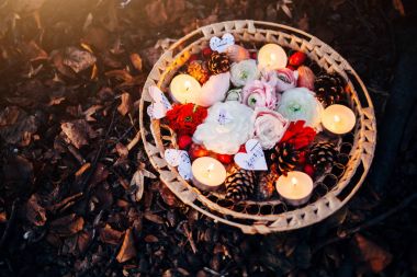 Çiçek, strobiles, notlar, saman mum plaka yuvarlak. Romantik bir atmosfer.