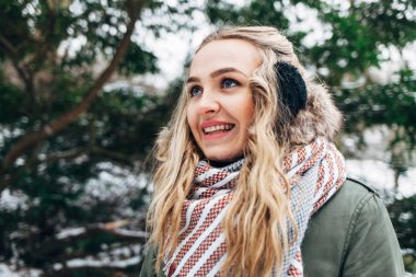  karlı parkta genç kadın