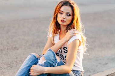 Kaldırımda Oturan Kadın