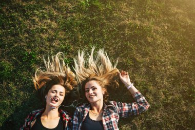 Kız parkta çim üzerinde yalan