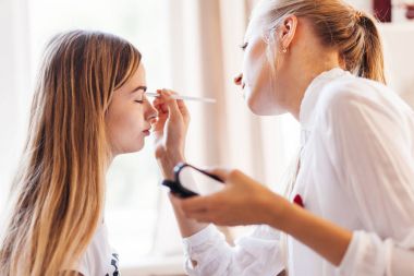 Kadın kadına Güzellik Salonu Makyaj yapma sanatçı makyaj