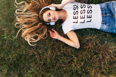 kadın Kulaklığımda çim üzerinde yalan