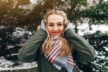 karlı parkta genç kadın