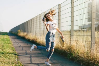 kadın yolda atlamalı 