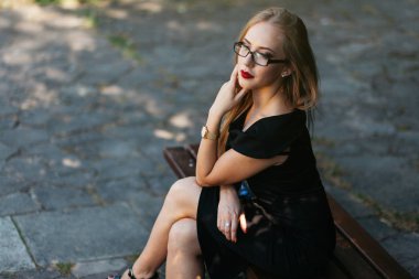 Parkta bankta oturan kadın