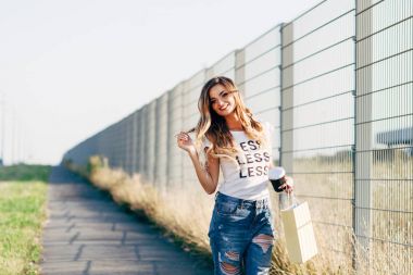 Kahve güzel bir kadınla