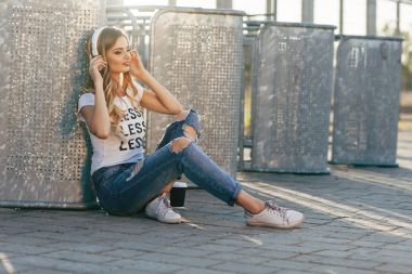 Kadın kaldırımda Kulaklığımda