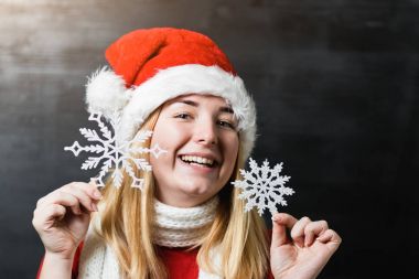 Noel Baba şapkası kar taneleri tutan kadın