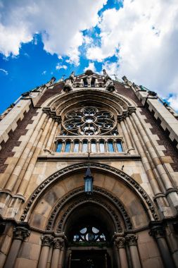 Aziz Olha Kilisesi ve Elizabet mavi bulutlu gökyüzü altında