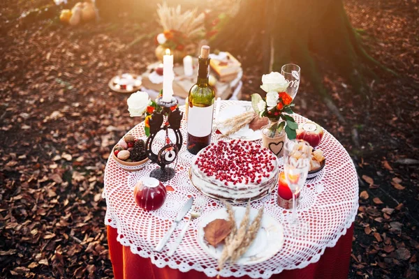 Romantikus Vacsora Két Íróasztal Virágok Gyertyák Szemüveg Bort Esti Fényben — Stock Fotó