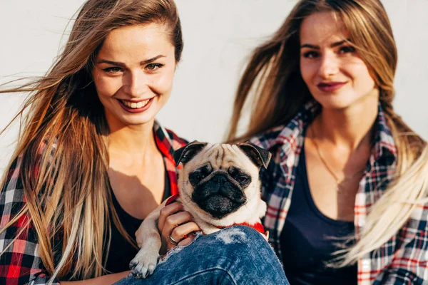 Irmãs gêmeas e cão bonito — Fotografia de Stock