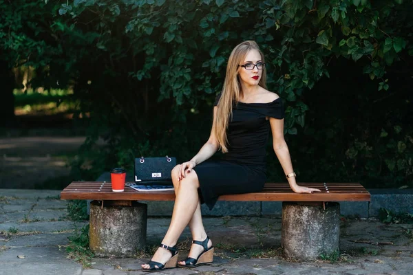 Kvinna poserar på bänk — Stockfoto