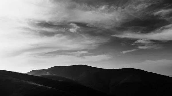 Sonne Scheint Durch Die Wolken Den Bergen Schwarz Weiß Foto — Stockfoto