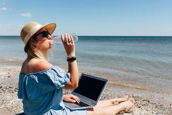 Ung Vacker Kvinna Som Sitter Med Laptop Stranden Nära Havet — Stockfoto