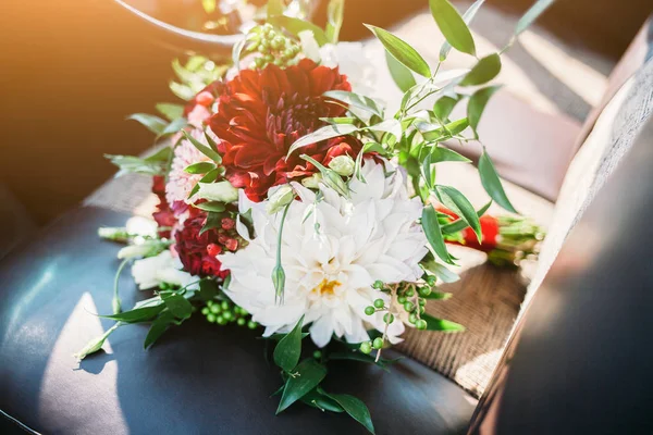 Μπουκέτο Λουλούδια Στο Ρετρό Αυτοκίνητο Στο Φως Του Ήλιου Έννοια — Φωτογραφία Αρχείου